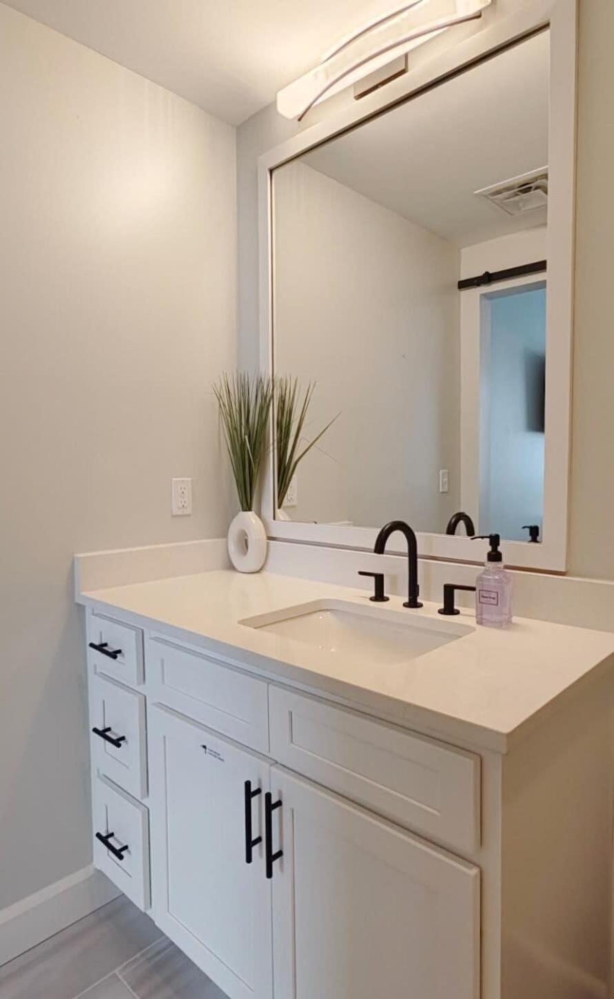 Fun Cozy Apts - 1 25 Mile Walk To Tiaa Bnk Fld Jacksonville Ngoại thất bức ảnh